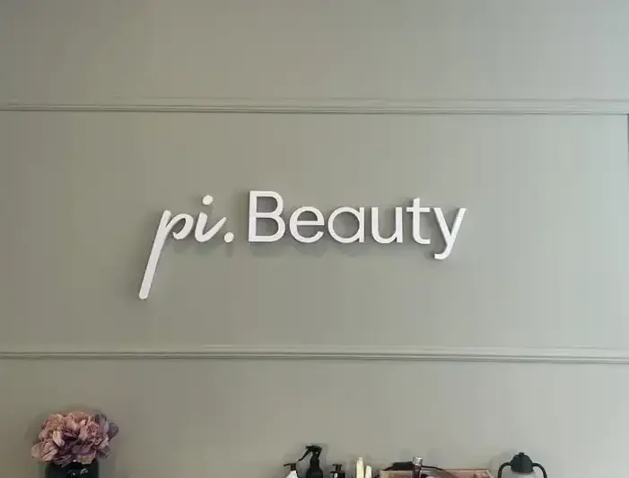 Prostorová písmena XPS s čelní stranou z plexiskla